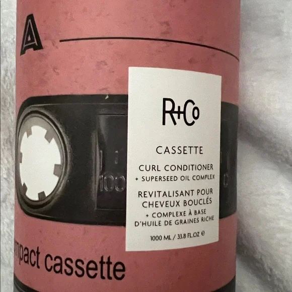 R+Co Cassette Curl Shampoo with Retro Design - Picture 2 of 3